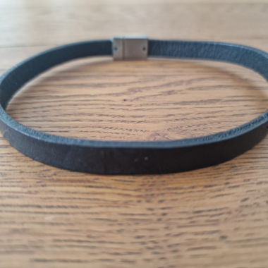 Collare in Pelle Nero con Chiusura Magnetica