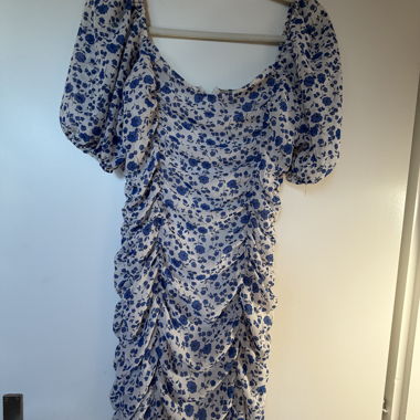 Blumenkleid mit Rüschen und Kräuselung (Mini)
