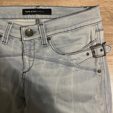 Jean en denim bleu clair avec ceinture, présente de petits défauts
