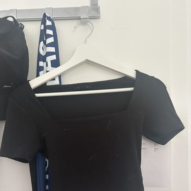 Schwarzes Top