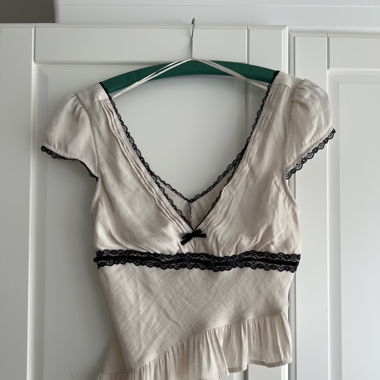 short-sleeved blouse
