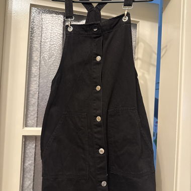 Schwarzer Latzkleid