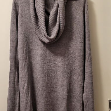 Maglione grigio con scollo a lancia