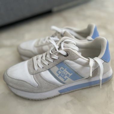 Baskets blanches et grises avec détails bleu clair