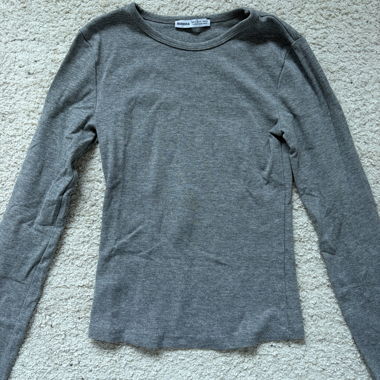 T-shirt grigio a maniche lunghe Bershka