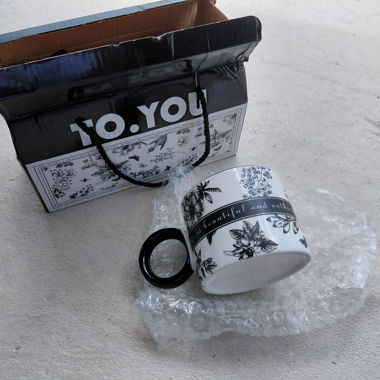 Tasse mit Blumenmotiv