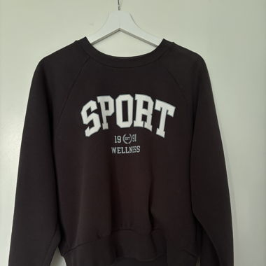 Schwarzer Pullover 