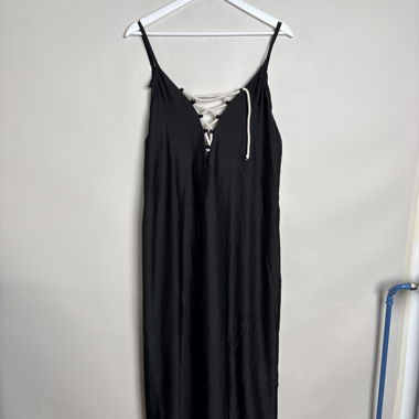 Schwarzes Maxikleid mit Schnürung