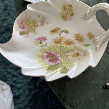 Coupe feuille fleurie en porcelaine porte bijoux