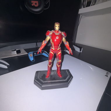 Figura di Iron Man rossa