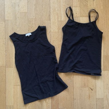 2 schwarze Basic tops