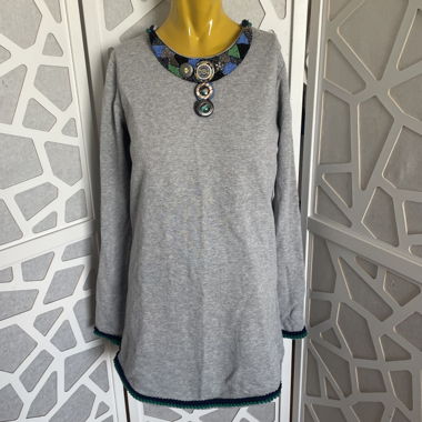 Robe grise collier intégré 