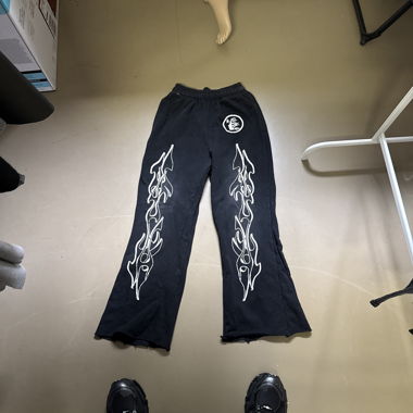 Schwarze Baggy-Hose mit Print