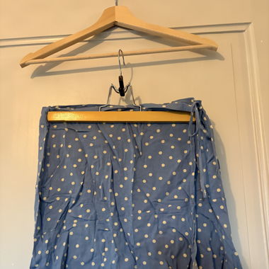 Jupe portefeuille bleu à pois blanc