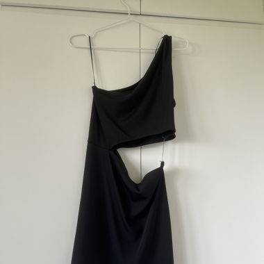Kleid mit ausschnitt am Bauch 