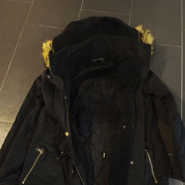 Winterjacke mit abnehmbarem falschen Fell