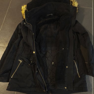 Winterjacke mit abnehmbarem falschen Fell