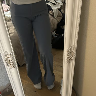 Hellblaue weite Stoffhose