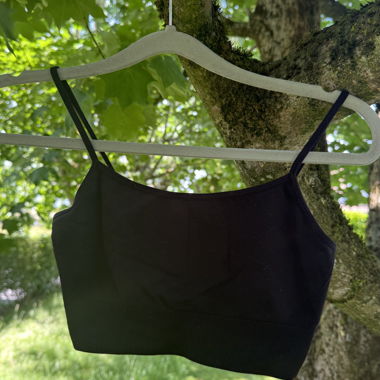 Top corto nero con spalline sottili Arket