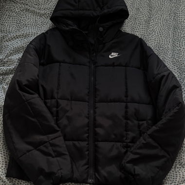 Schwarze Nike-Jacke
