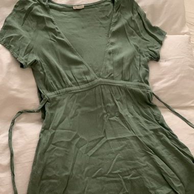 Robe vert sauge col V