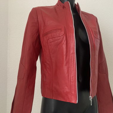 Kurze rote Lederjacke