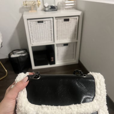 Schwarze Schultertasche