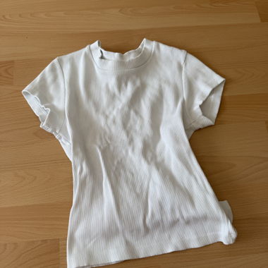 Weisses Ripp-Top mit Kette