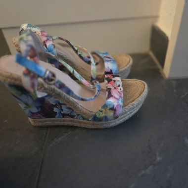 Sandali con zeppa floreali