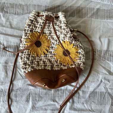Handgemachte Häkel-Korbhenkeltasche mit Blumen