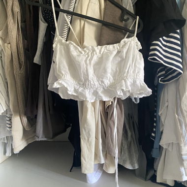Top corto bianco con volant