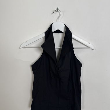 Haut noir à bretelles style halter