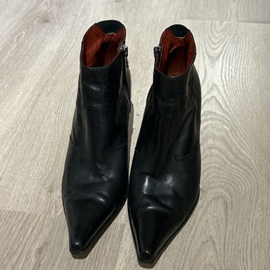 Schwarze Stiefelette mit Absatz