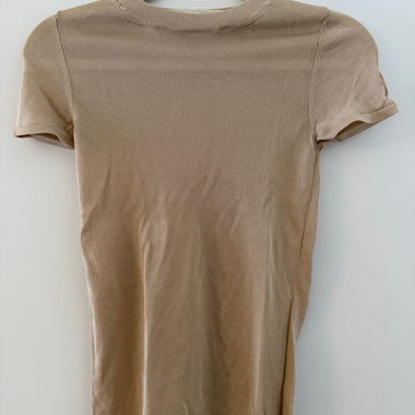 Goldenes Strick-T-Shirt