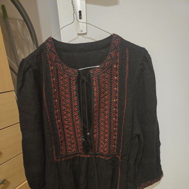 Blouse noire brodée style bohème