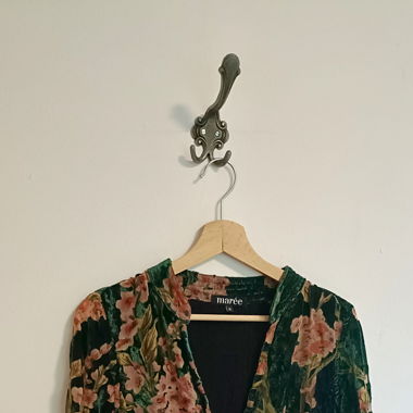 Kleid samt grün mit rosa Blüten, S