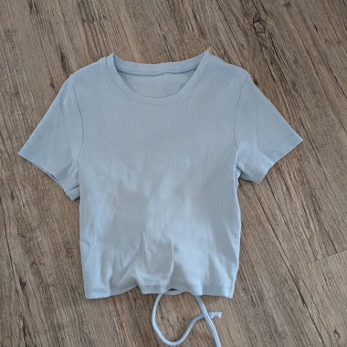 Top corto azzurro chiaro con lacci