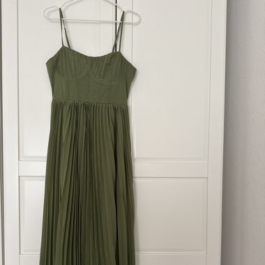 Grünes Plisseekleid