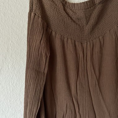 Braune Sommerhose mit Schlitz