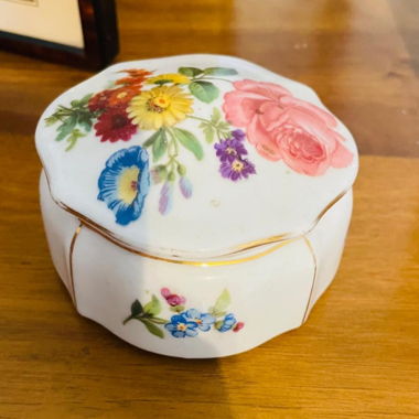 Blumengedeckte Porzellandose