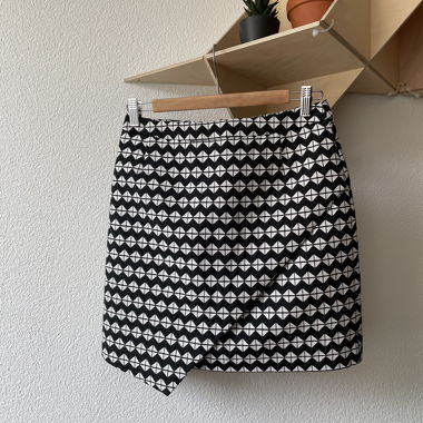 NOUVEAU Mini-jupe asymétrique noir et blanc