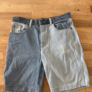 Kurze Jeans Hose