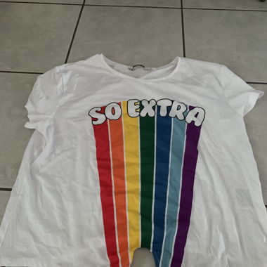 T-shirt blanc avec image en couleur 
