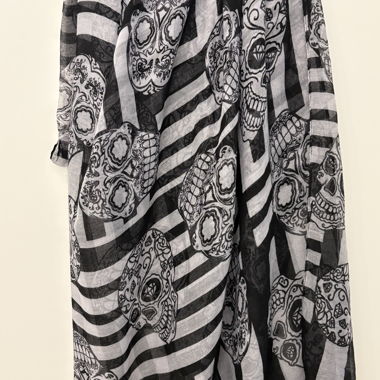Leichter Schal in Schwarz und Weiss von Zara