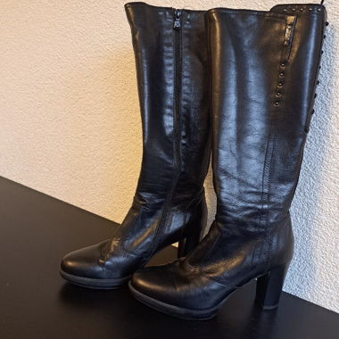 Schwarze Leder-Stiefel mit Absatz
