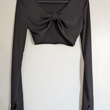 Top corto nero a maniche lunghe
