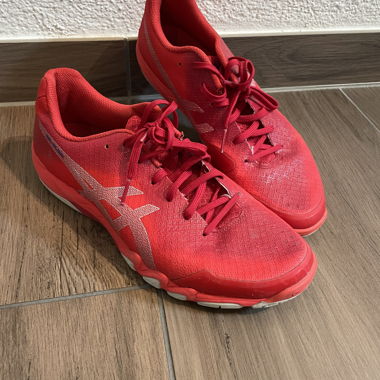 Chaussures de sport rouges