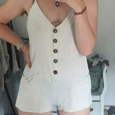 Tuta beige da donna con bottoniera
