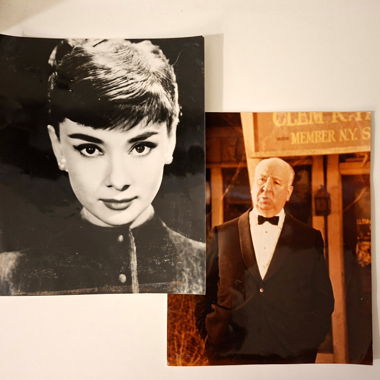 Lot 2 Photos Cinéma 20x25 cm (Hitchcock & Hepburn)