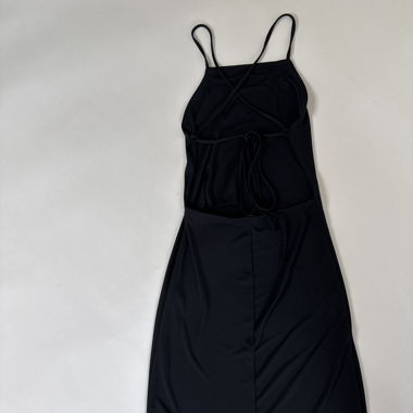 Schwarzes Maxikleid mit Trägern und offenem Rücken